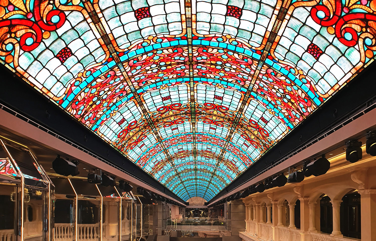 videlio_Samsung-LED-Display-on-MSC-Grandiose_light