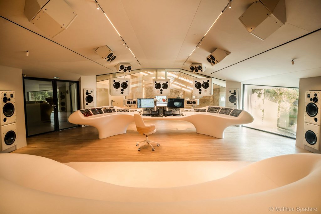 Le studio emblématique est de retour ! Videlio a l'honneur d'être partenaire du légendaire Miraval Studios, fondé par Brad Pitt et Damien Quintard.
