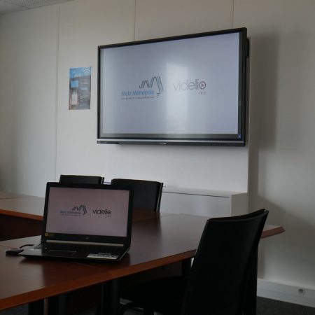Illustration d'un espace de réunion équipé de solutions audiovisuelles par Videlio pour Metz Métropole - 6
