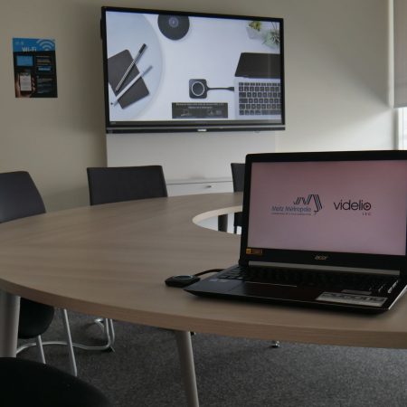 Illustration d'un espace de réunion équipé de solutions audiovisuelles par Videlio pour Metz Métropole - 2