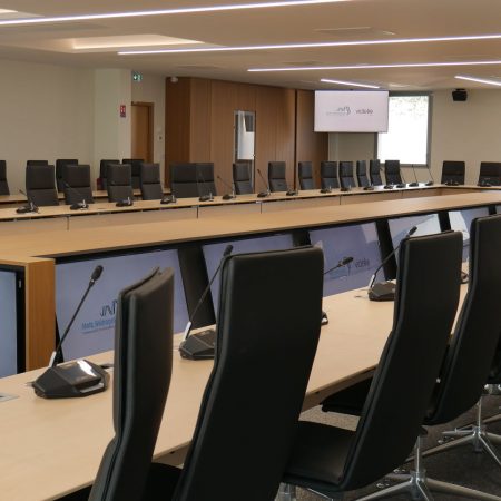 Illustration d'un espace de réunion équipé de solutions audiovisuelles par Videlio pour Metz Métropole - 1