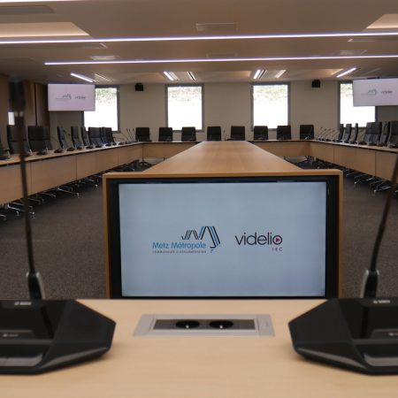 Illustration d'un espace de réunion équipé de solutions audiovisuelles par Videlio pour Metz Métropole - 3