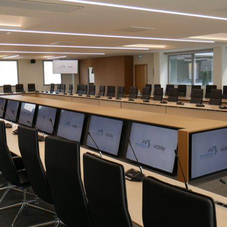 Illustration d'un espace de réunion équipé de solutions audiovisuelles par Videlio pour Metz Métropole - 4