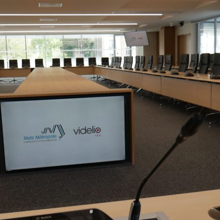 Illustration d'un espace de réunion équipé de solutions audiovisuelles par Videlio pour Metz Métropole - 5