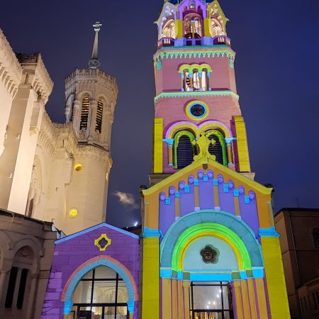 Illustration du dispositif de vidéoprojection et de sonorisation déployé par Videlio pour la basilique Notre-Dame de Fourvière à Lyon - Technologie scénographie et mapping - 7