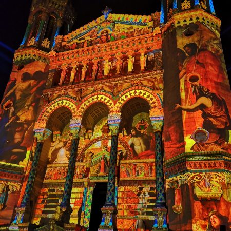 Illustration du dispositif de vidéoprojection et de sonorisation déployé par Videlio pour la basilique Notre-Dame de Fourvière à Lyon - Technologie scénographie et mapping - 8