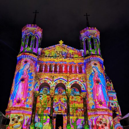 Illustration du dispositif de vidéoprojection et de sonorisation déployé par Videlio pour la basilique Notre-Dame de Fourvière à Lyon - Technologie scénographie et mapping - 1