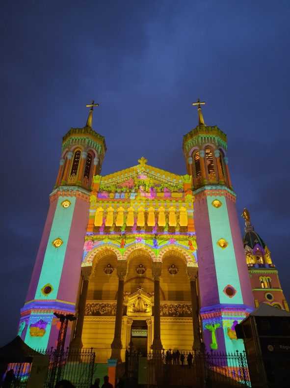 Illustration du dispositif de vidéoprojection et de sonorisation déployé par Videlio pour la basilique Notre-Dame de Fourvière à Lyon - Technologie scénographie et mapping - 2