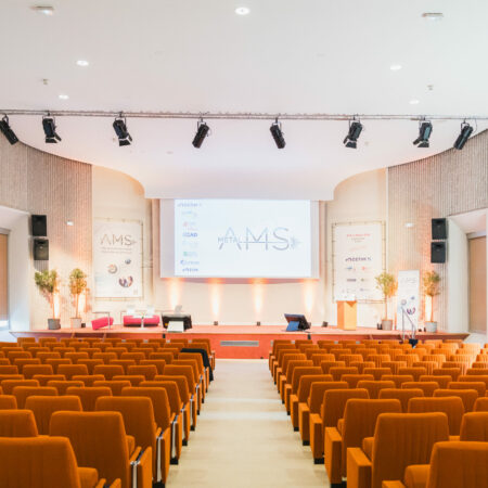 Illustration de l'amphithéâtre où a été déployé le dispositif audiovisuel de Videlio Events pour la captation streaming du congrès Metal AMS 2024 - CETIM - 2