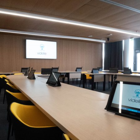 Illustration du dispositif audiovisuel déployé par Videlio pour la nouvelle salle du conseil du CHU Reims - 2