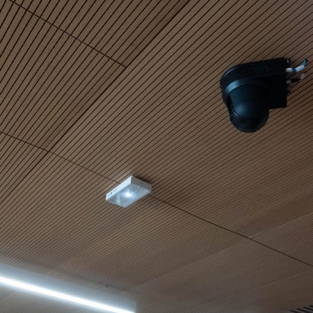 Illustration du dispositif audiovisuel déployé par Videlio pour la nouvelle salle du conseil du CHU Reims - 6