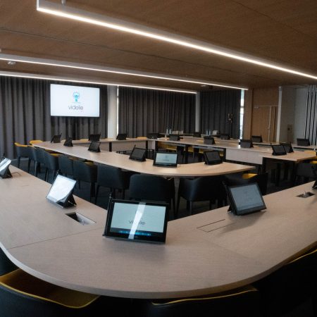 Illustration du dispositif audiovisuel déployé par Videlio pour la nouvelle salle du conseil du CHU Reims - 7
