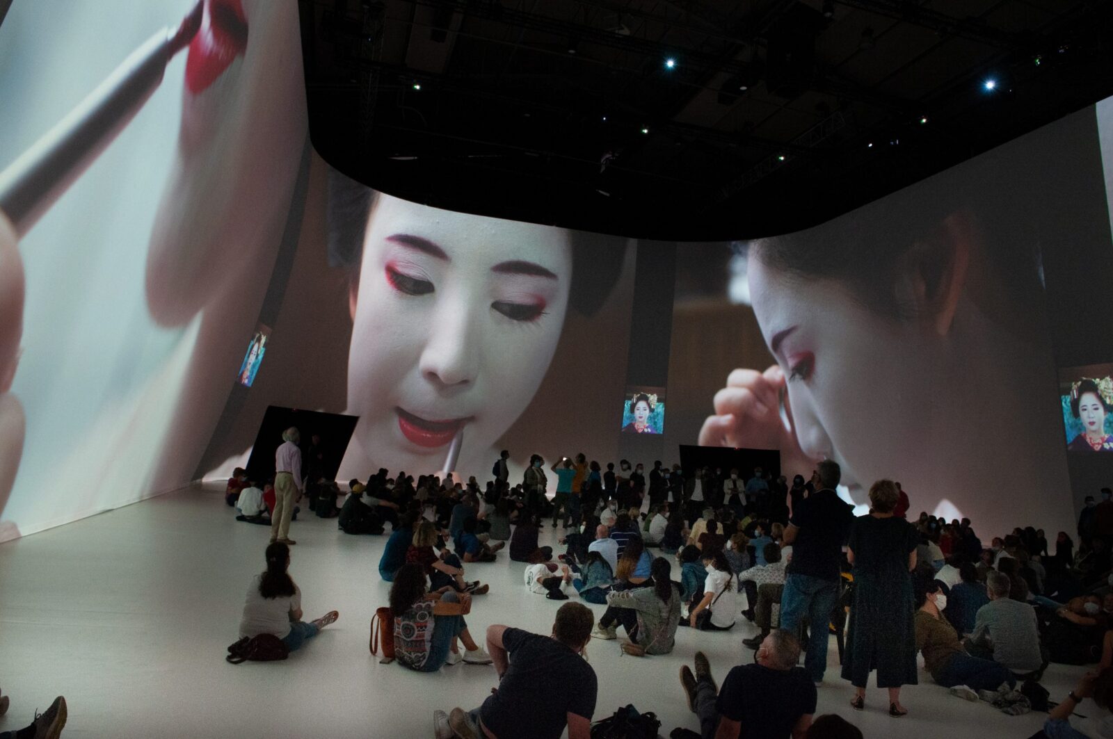 Illustration du dispositif immersif avec videoprojection à 360 degrés et son spatialisé réalisé par Videlio pour JAM CAPSULE - scénographie immersive - 2