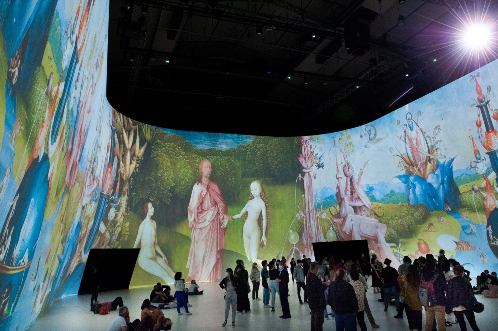 Illustration du dispositif immersif avec videoprojection à 360 degrés et son spatialisé réalisé par Videlio pour JAM CAPSULE - scénographie immersive - 5