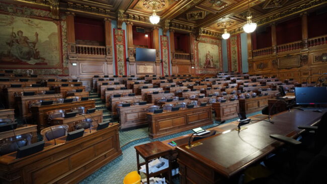 Illustration du système de conférence, équipé de 163 postes, modernisés par Videlio pour l'hémicycle Mairie de Paris - 1