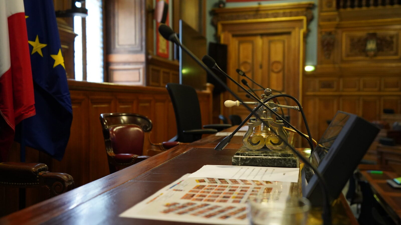 Illustration du système de conférence, équipé de 163 postes, modernisés par Videlio pour l'hémicycle Mairie de Paris - 2