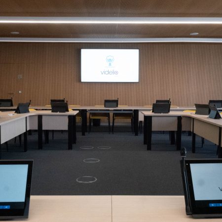 Illustration du dispositif audiovisuel déployé par Videlio pour la nouvelle salle du conseil du CHU Reims - 1