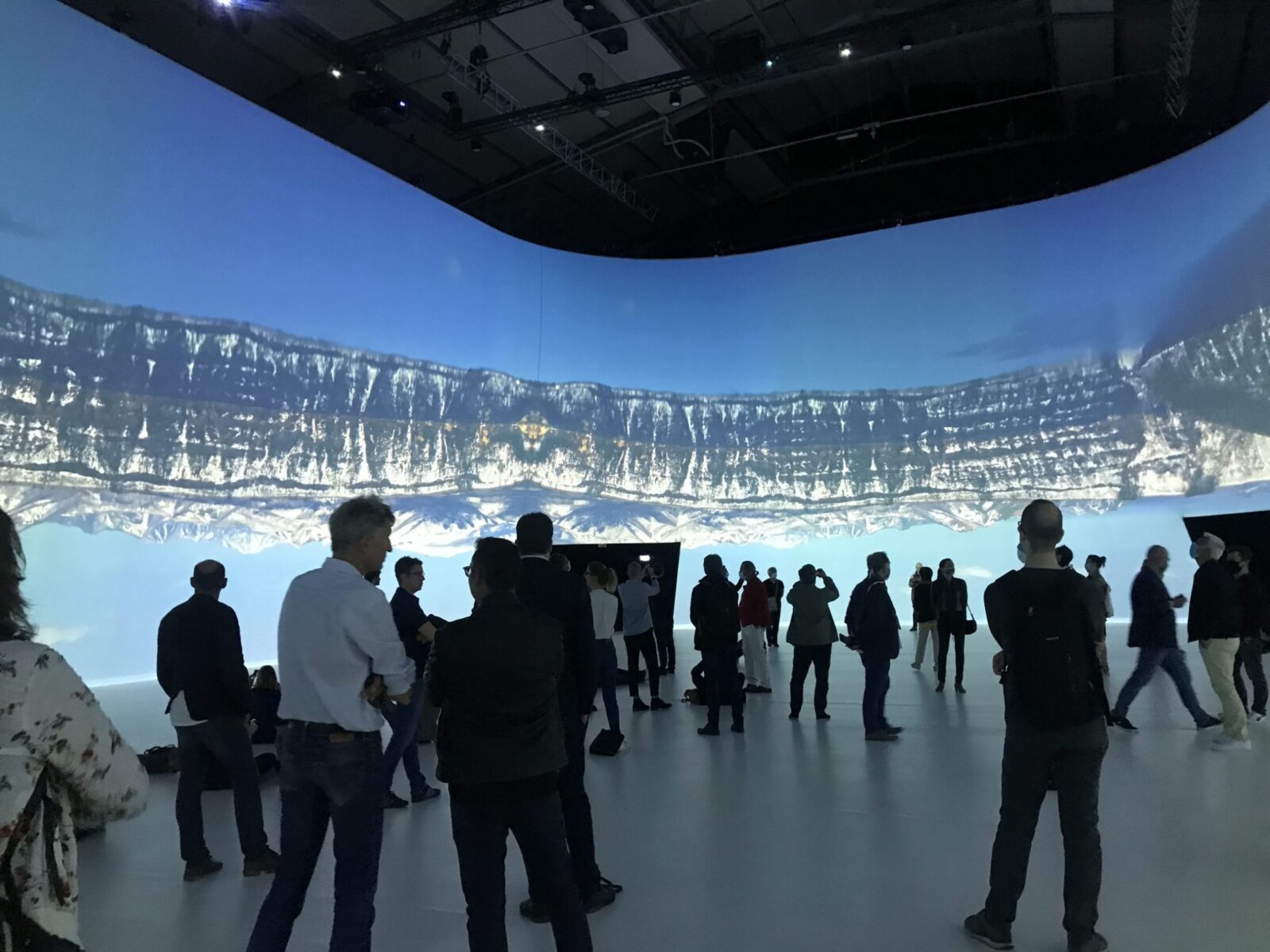 Illustration du dispositif immersif avec videoprojection à 360 degrés et son spatialisé réalisé par Videlio pour JAM CAPSULE - scénographie immersive - 6