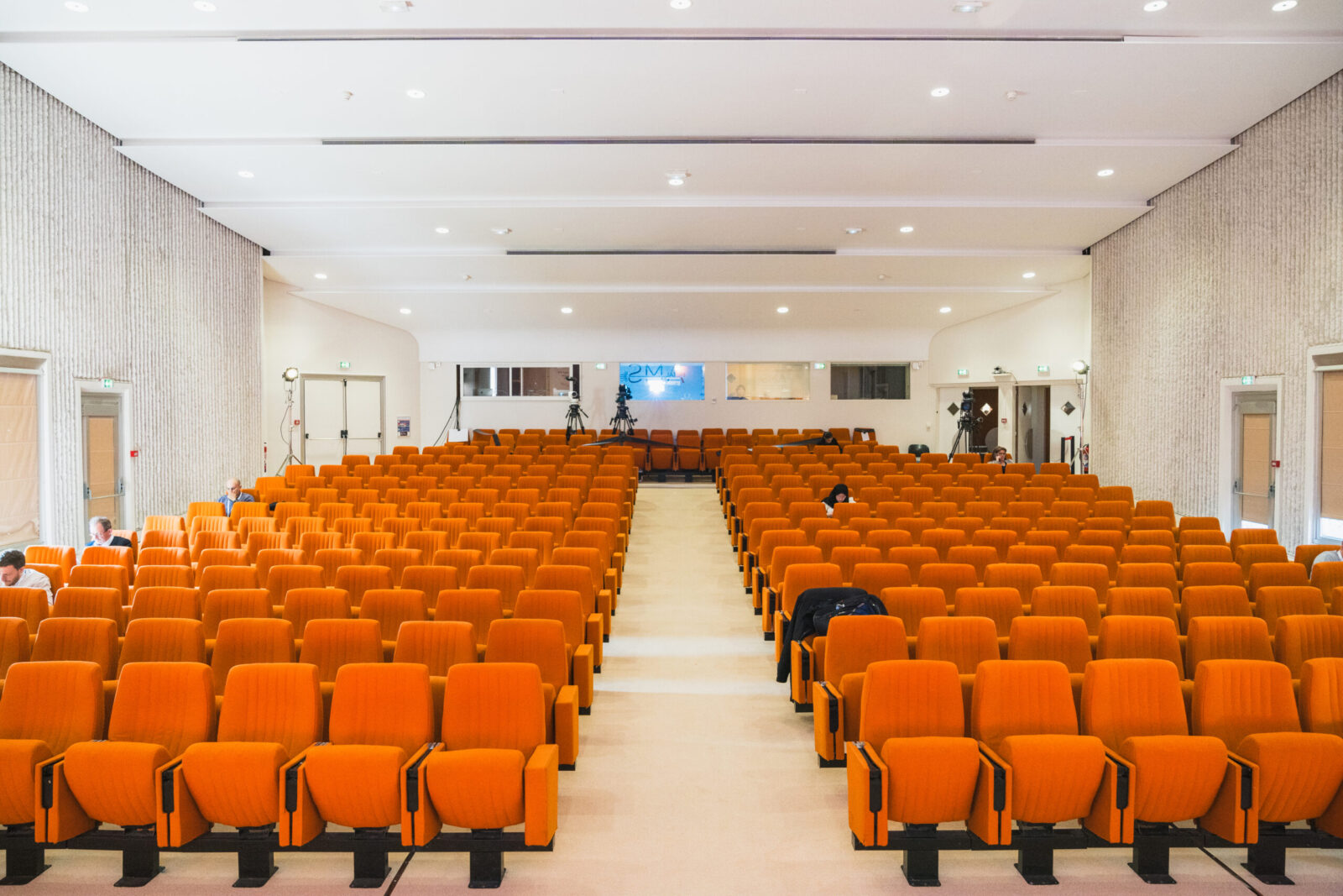 Illustration de l'amphithéâtre où a été déployé le dispositif audiovisuel de Videlio Events pour la captation streaming du congrès Metal AMS 2024 - CETIM