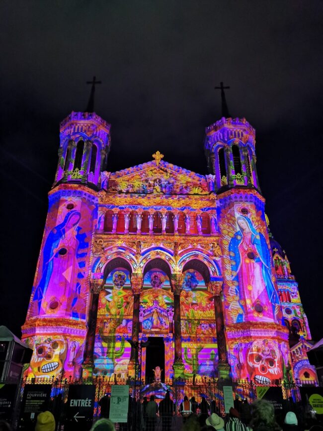 Illustration du dispositif de vidéoprojection et de sonorisation déployé par Videlio pour la basilique Notre-Dame de Fourvière à Lyon - Technologie scénographie et mapping - 4