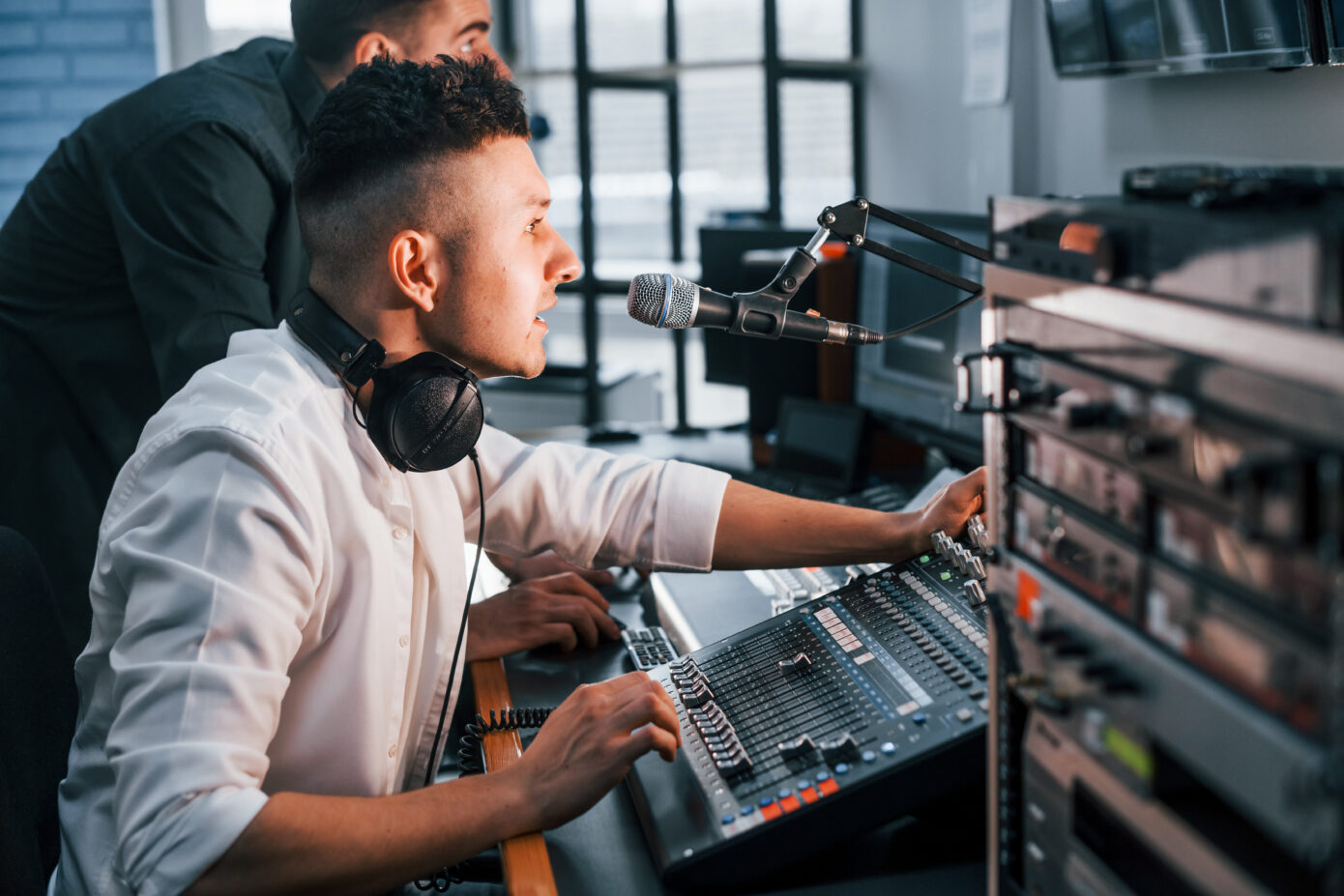Illustration de deux personnes dans un studio Radio et Podcast