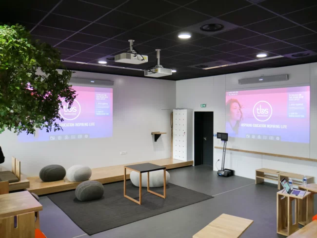 TBS   The Kube (2019) Salle De Classe